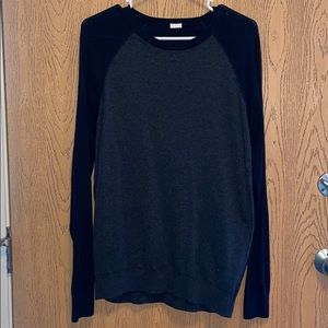 Men’s gray w/black sleeved crew neck sweater